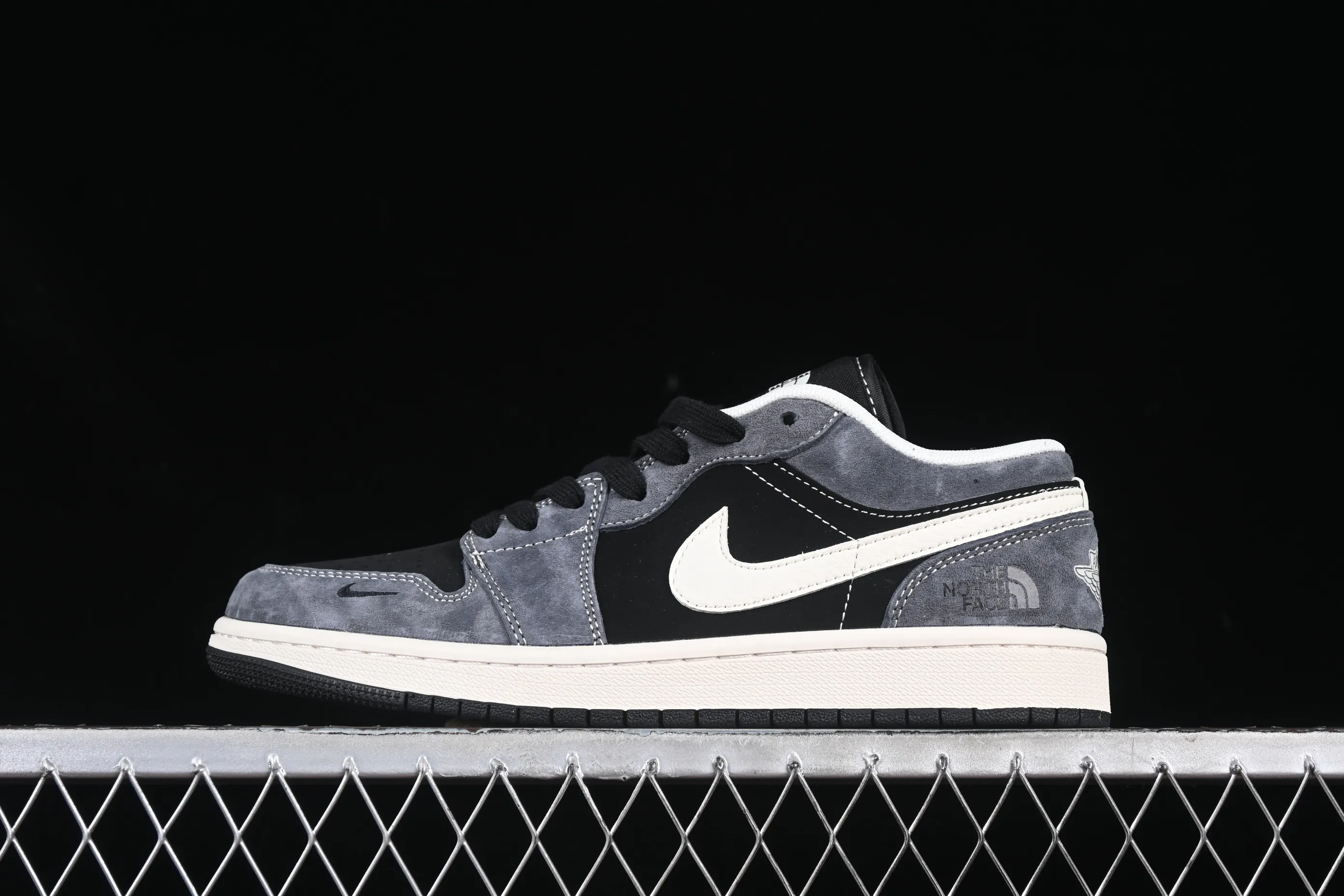 All categories Air Jordan Jordan series basketball shoes Air Jordan 1 Low High-end customized low-top sneakers Air Jordan 1 Low North Face co-branded black, gray and white swoosh High-end customized low-top retro basketball shoes XX3318-510